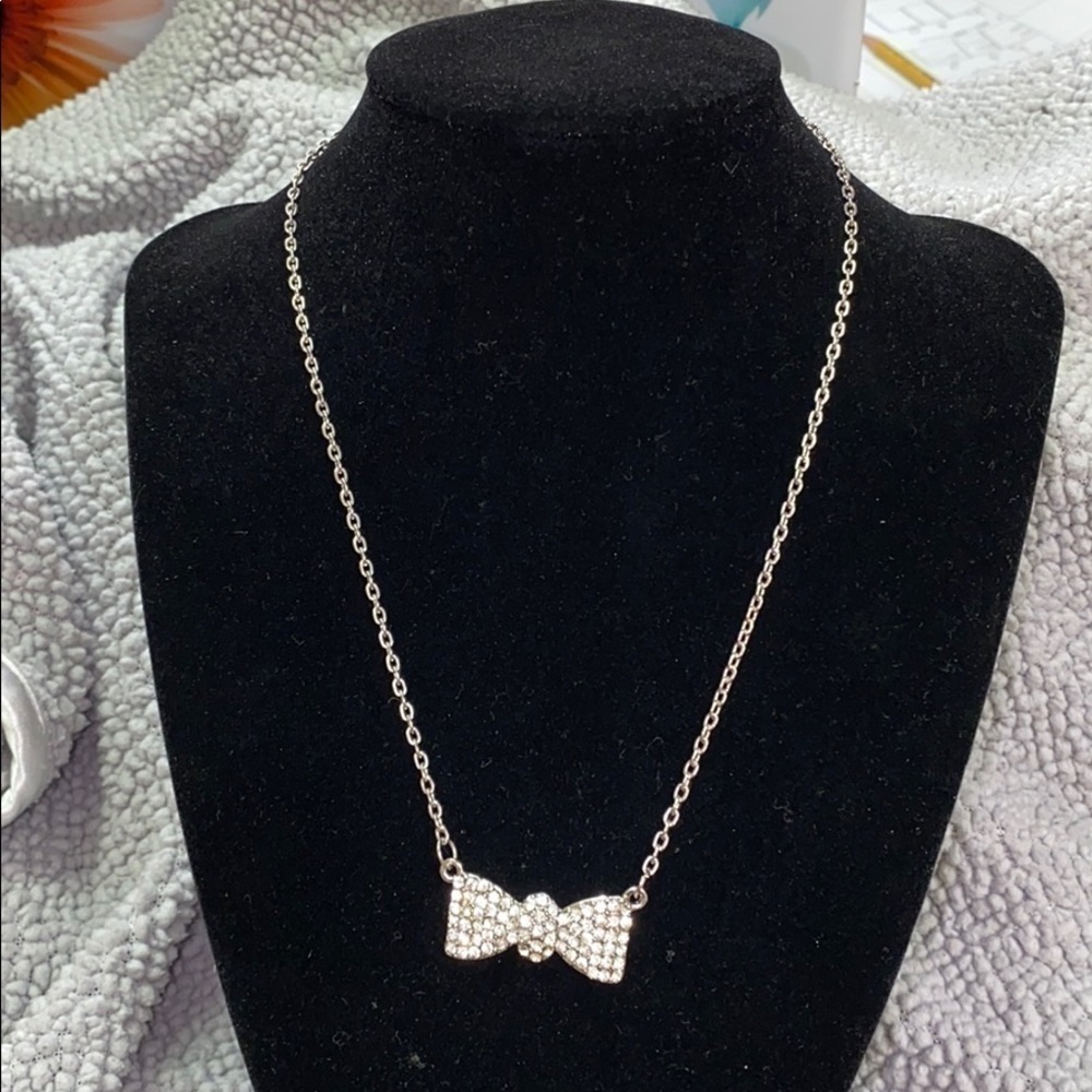 Bow tie rhinestone necklace 🛍